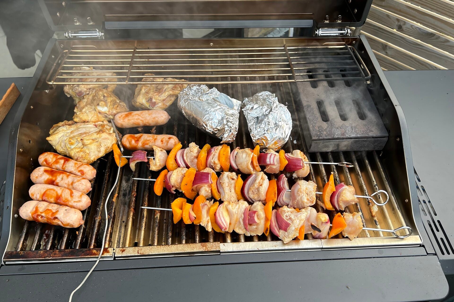 Char-Broil Evolve – Kochen Sie große Mengen an Essen mit einem Smoker