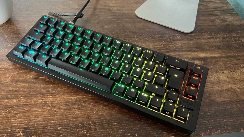 Der Cherry XTRFY K5V2 steht auf einem Tisch.