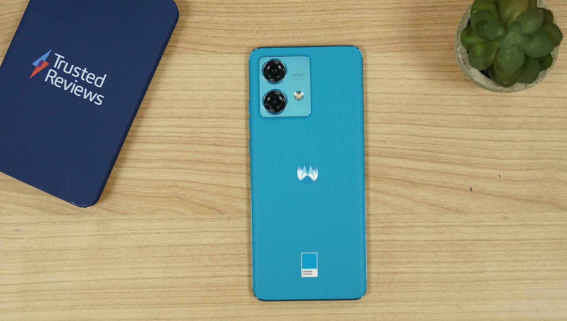 Motorola Edge 40 Neo auf einem Tisch