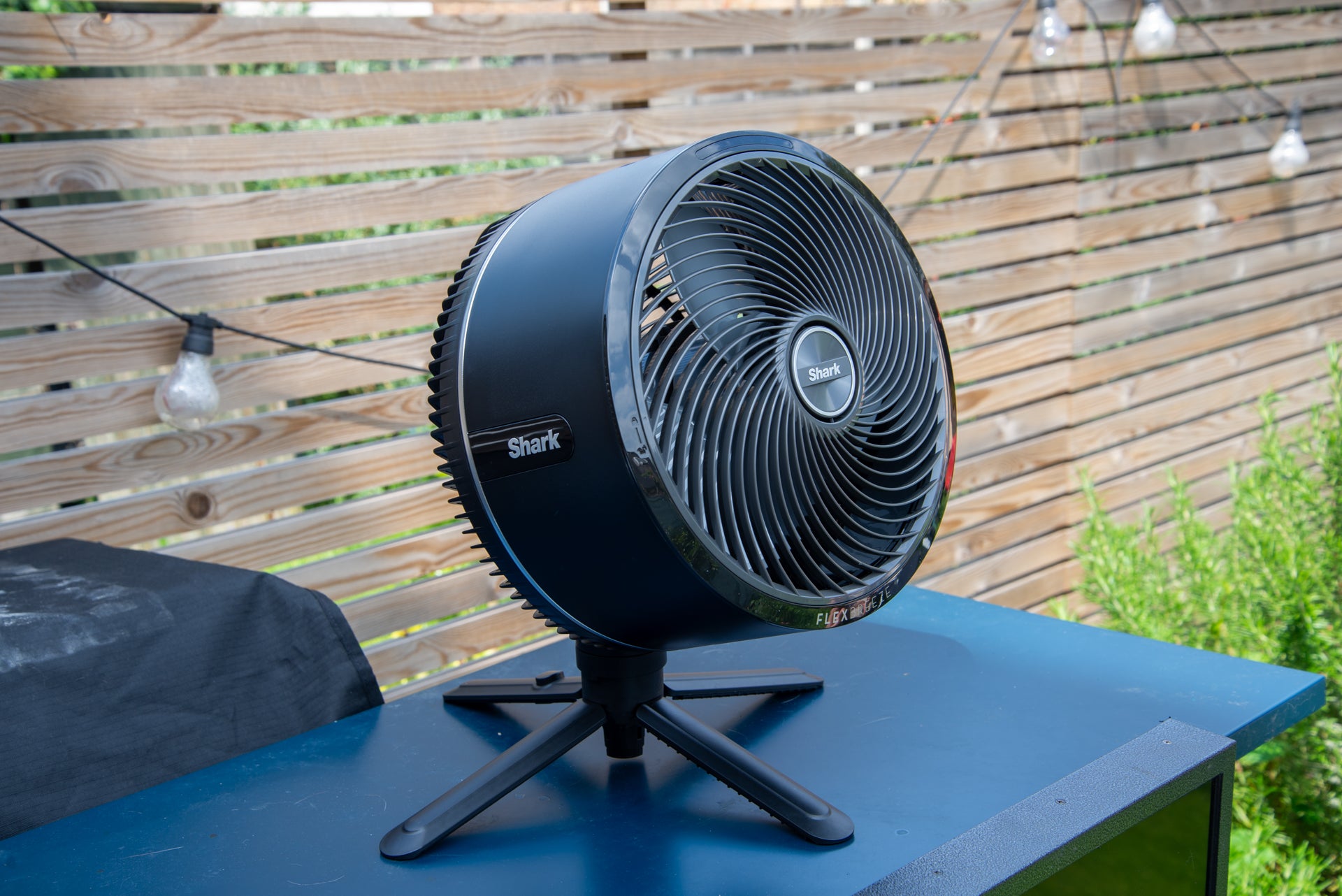 Tragbarer Shark FlexBreeze-Ventilator FA220UK im tragbaren Modus