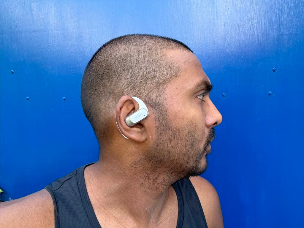Shokz OpenFit Air getragen von Rezensent