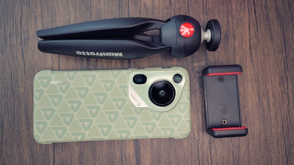 Manfrotto Pixi Mini-Kit und Smartphone auf einem Tisch