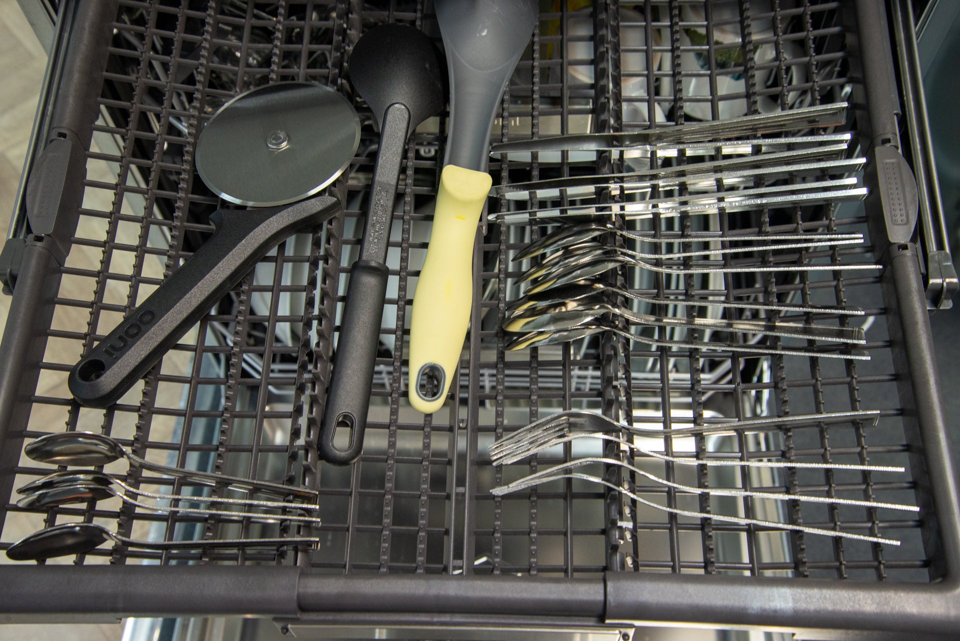 Hotpoint H7IHP42LUK Besteckkorb beladen