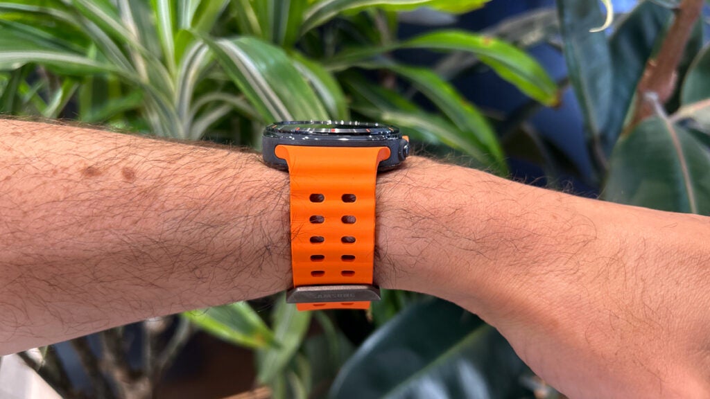 Samsung Galaxy Watch Ultra am Handgelenk in Orange abgewinkelt