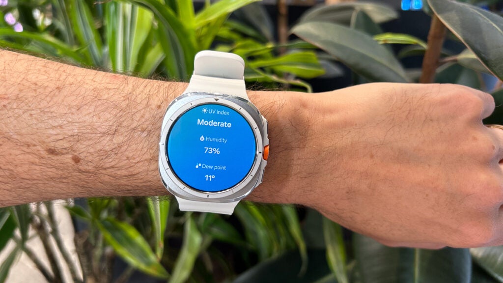 Samsung Galaxy Watch Ultra am Handgelenk in Weiß und Silber