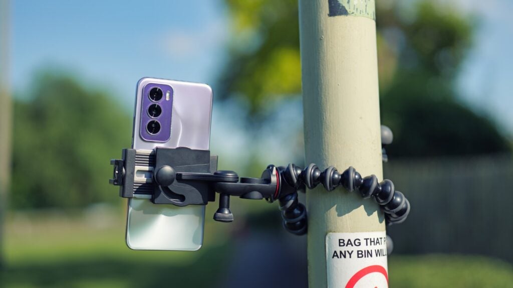 Joby GripTight Pro 2 GorillaPod an einem Wegweiser befestigt