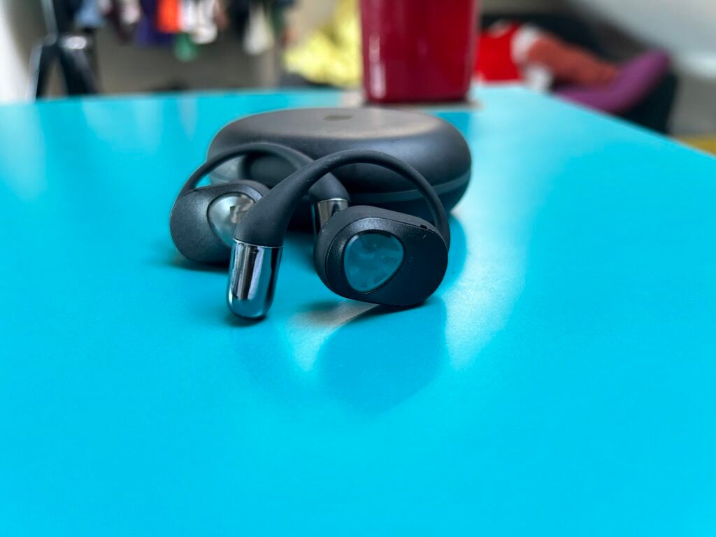 Soundpeats GoFree 2 neben dem Ladeetui
