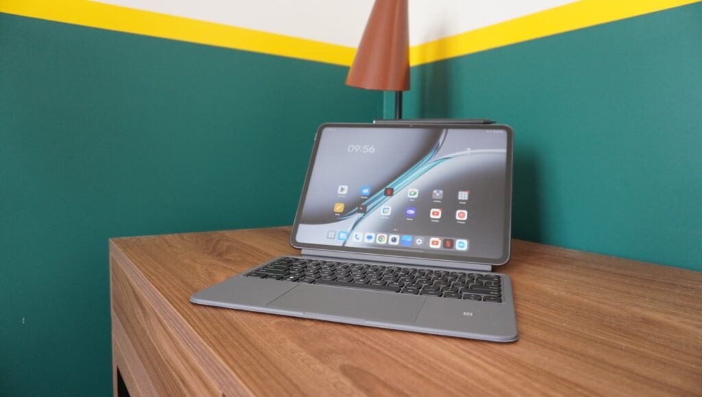 OnePlus Pad 2 und Zubehör auf einem Tisch