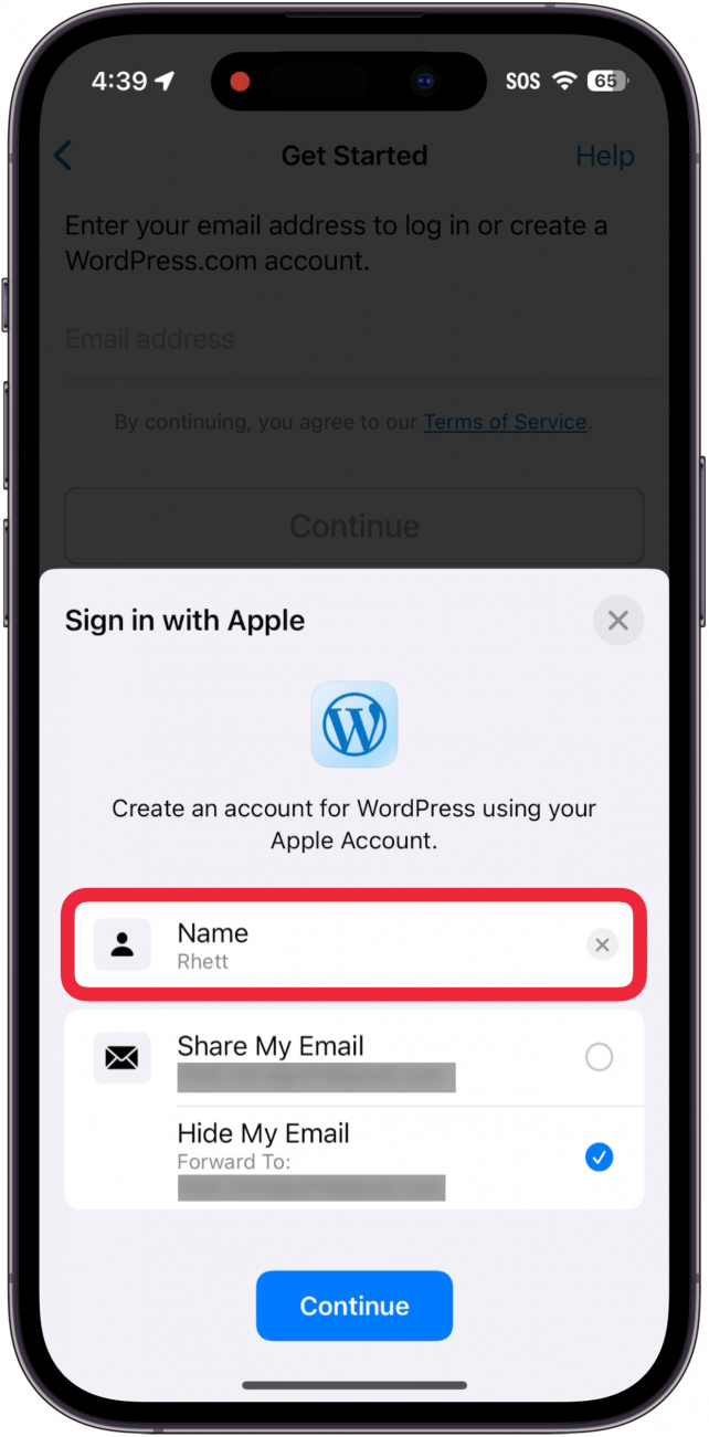 Bei der iPhone-Anmeldung mit Apple wird ein Popup mit einem roten Kästchen um das Namensfeld angezeigt, das darauf hinweist, dass ein Benutzer das Kästchen auswählen kann, um seinen Namen zu bearbeiten.