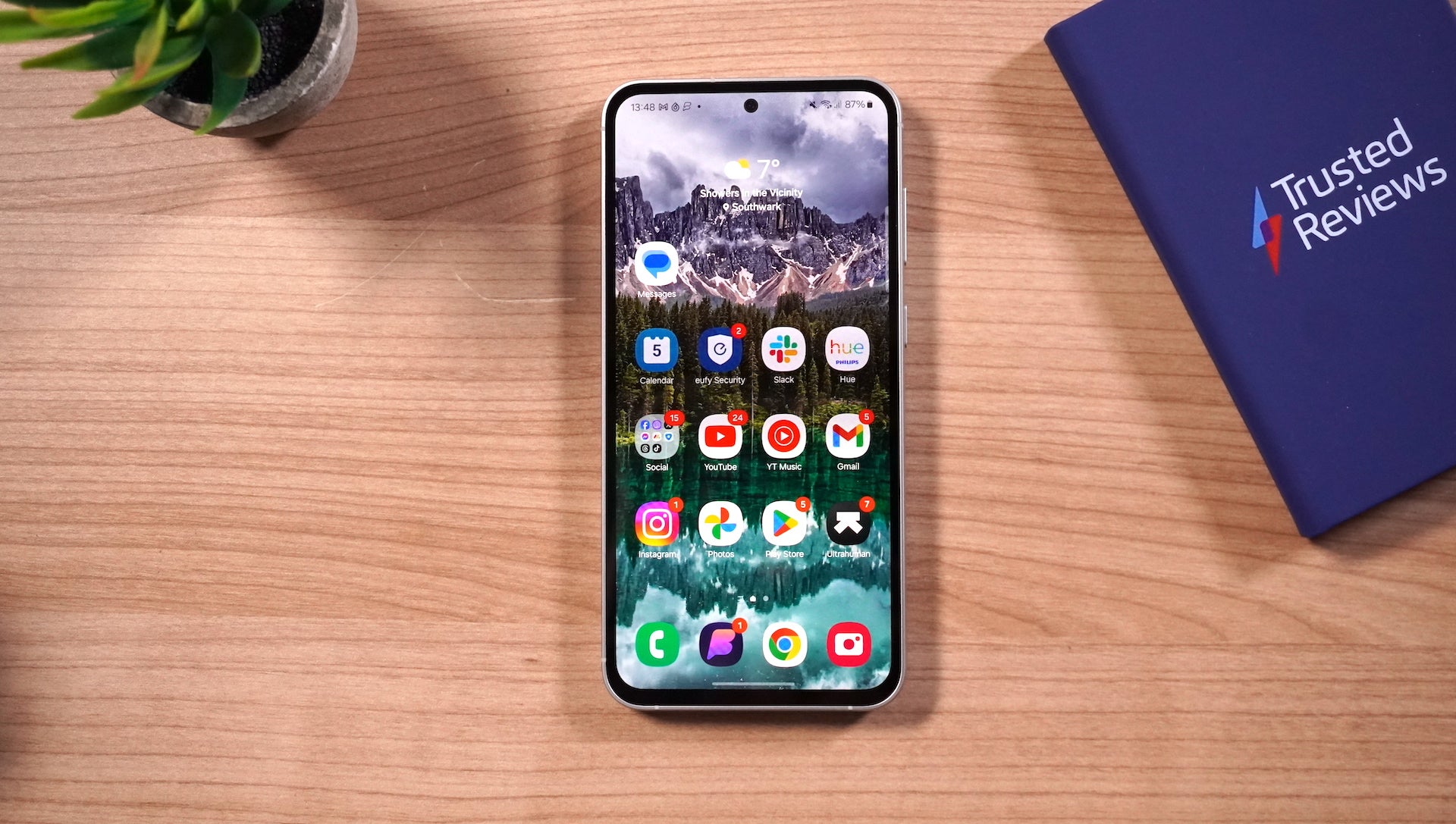 Samsung Galaxy S23 FE auf einem Tisch