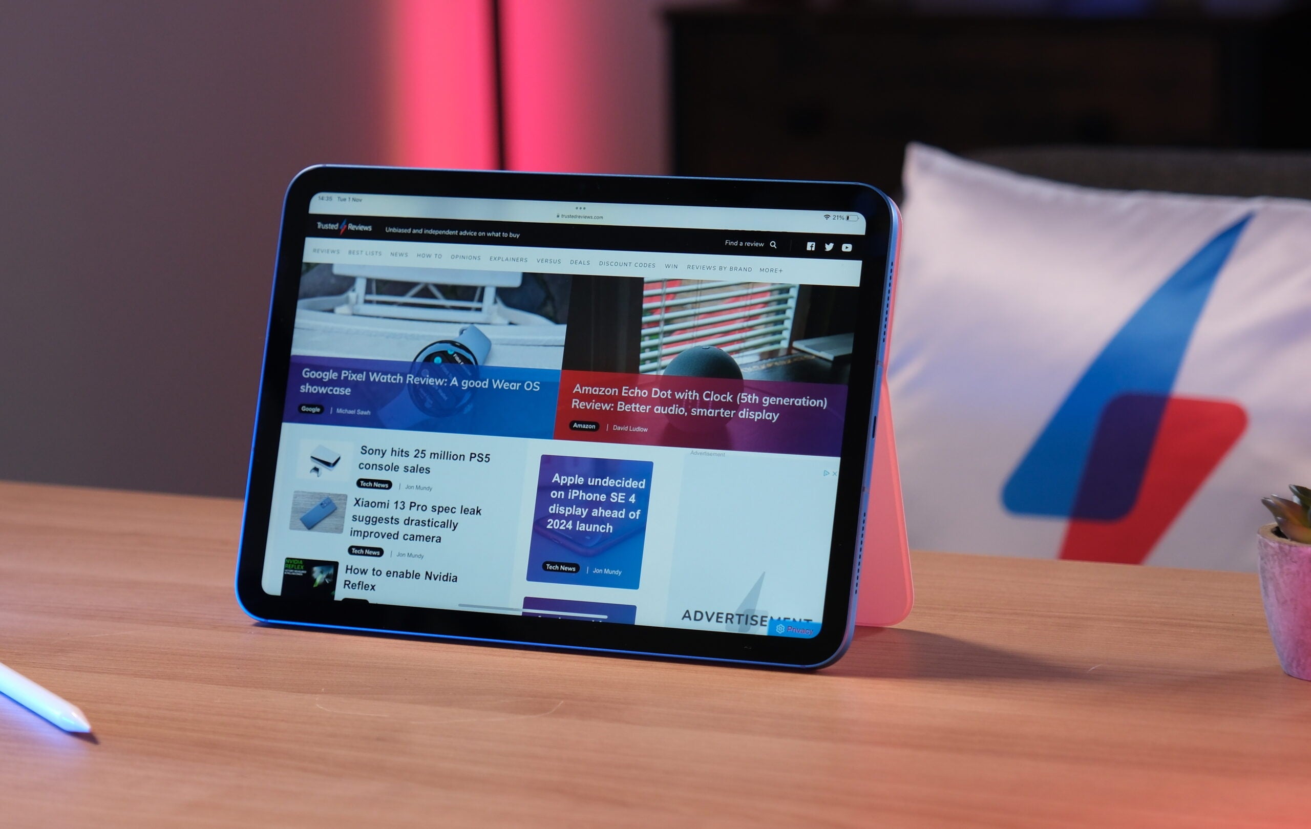 Apple iPad auf dem Schreibtisch mit Anzeige einer Website mit Technologienachrichten.