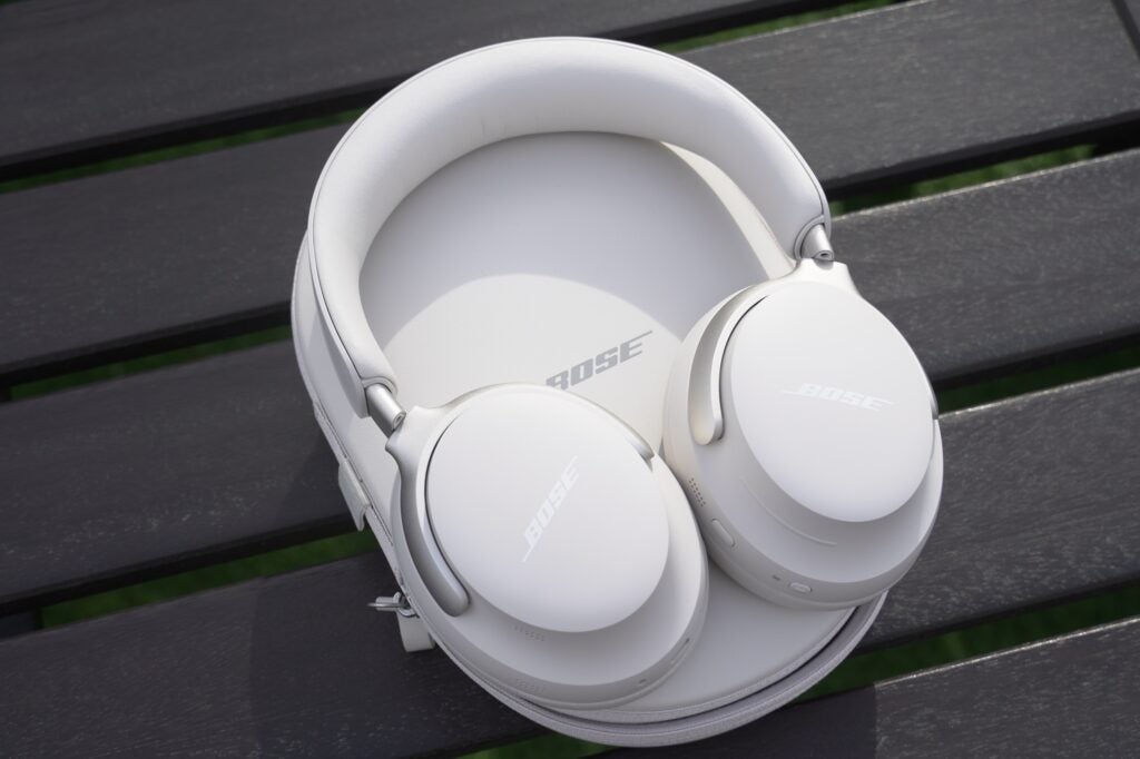 Bose QuietComfort Ultra-Kopfhörer oben auf dem Etui