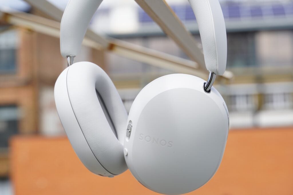 Sonos Ace hängt