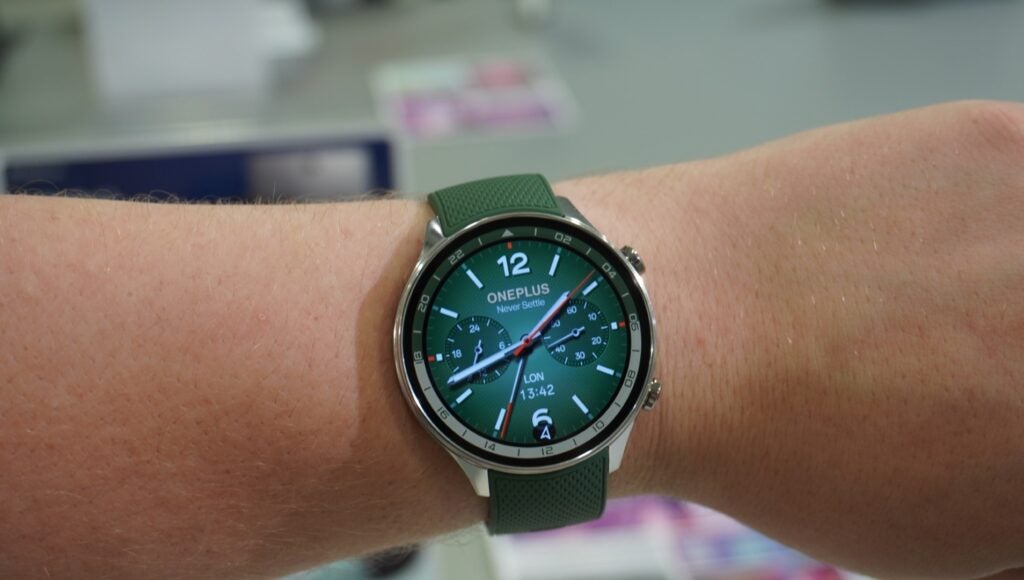 OnePlus Watch 2R am Handgelenk