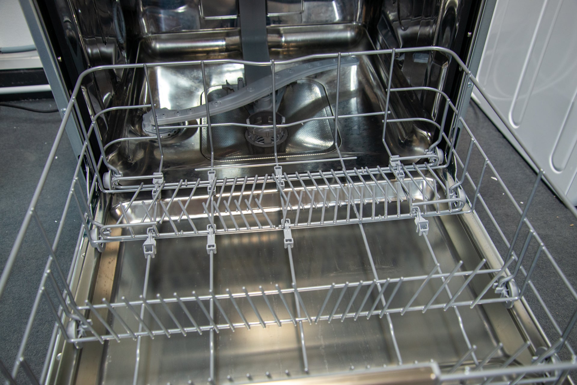 Indesit DIO3T131FEUK, unterer Korb