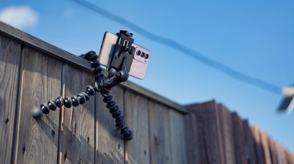 Joby GripTight Pro 2 GorillaPod auf einem Zaun