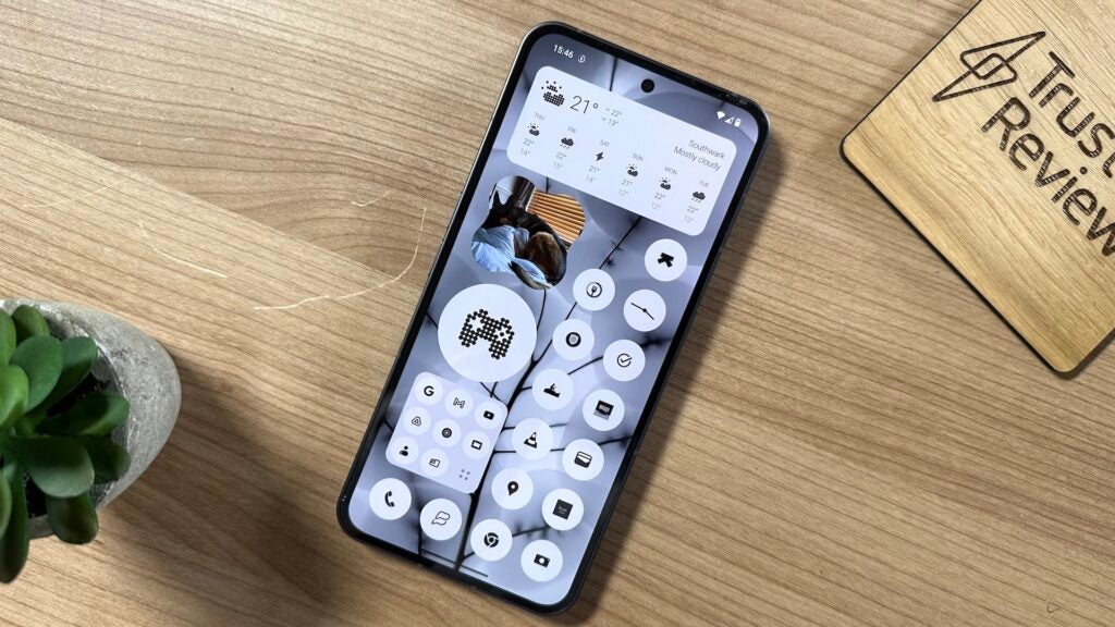 Nothing Phone (2) auf einem Schreibtisch mit einem Wetter-Widget.