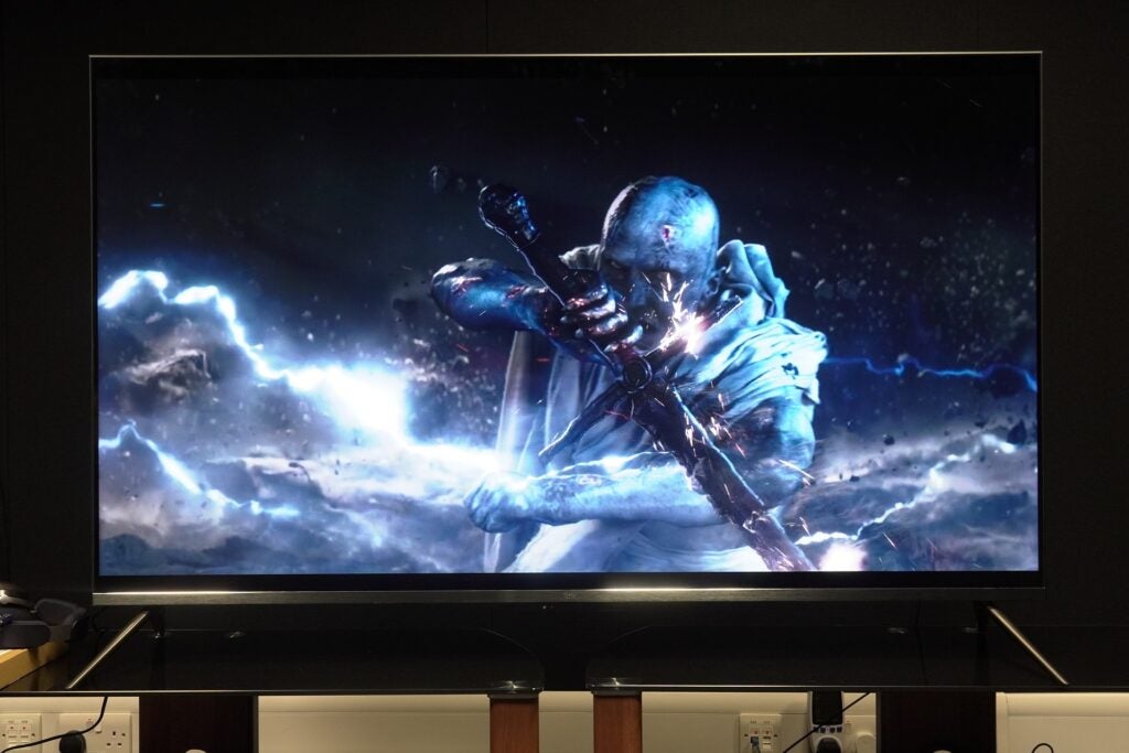 Amazon Fire TV Omni QLED zeigt hochauflösende Gaming-Inhalte an