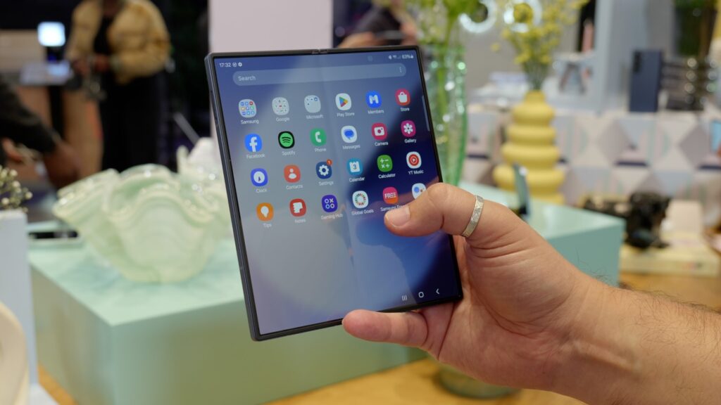 Samsung Galaxy Z Fold 6 entfaltet in der Hand
