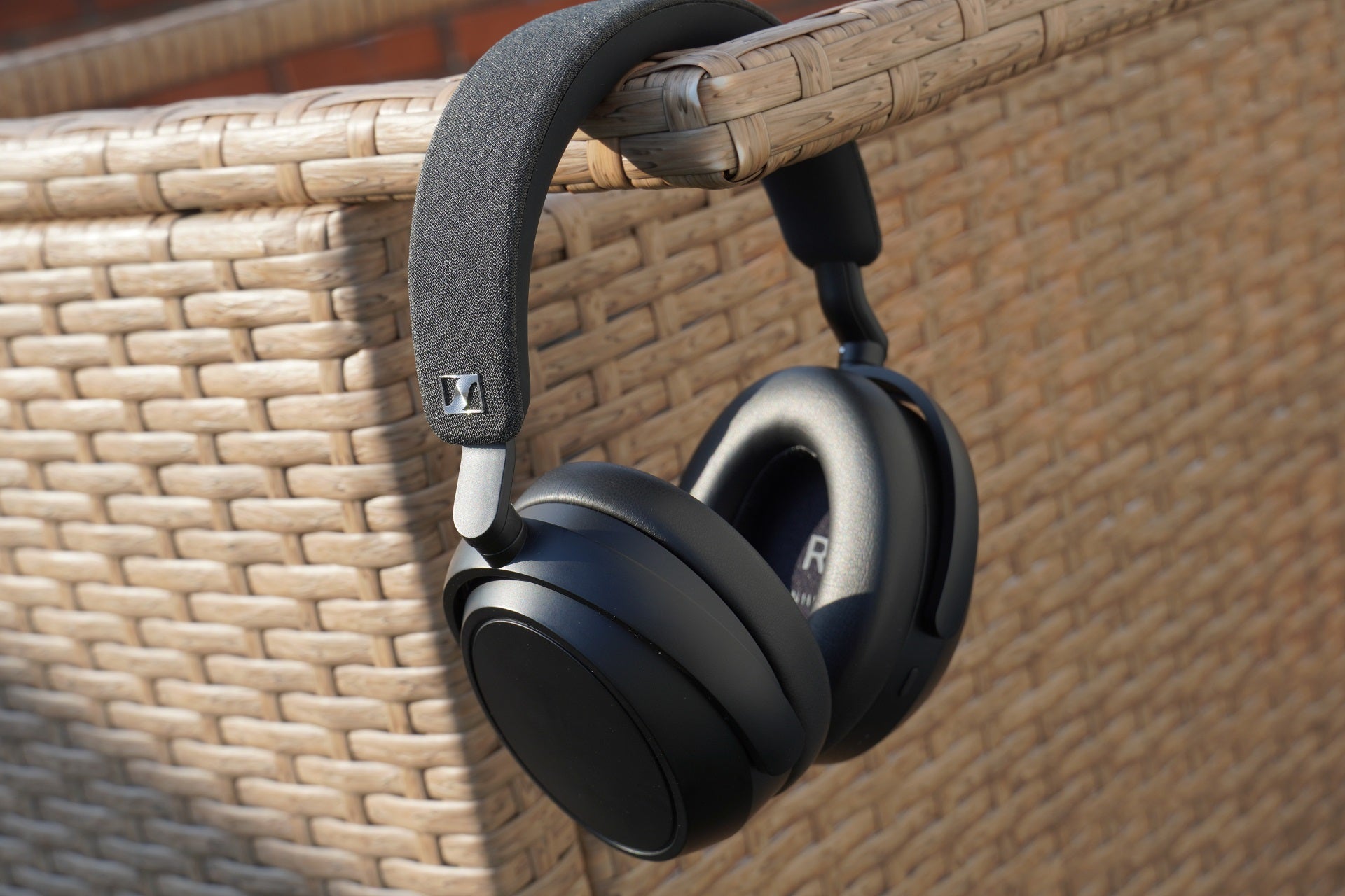 Sennheiser Momentum 4 Wireless Hängend