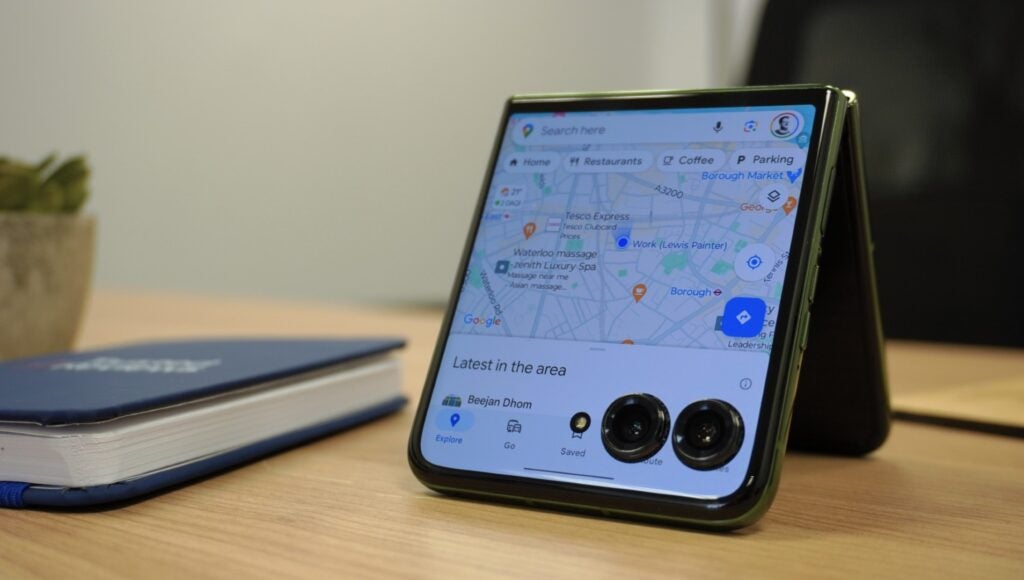 Außendisplay des Motorola Razr 50 Ultra mit Google Maps