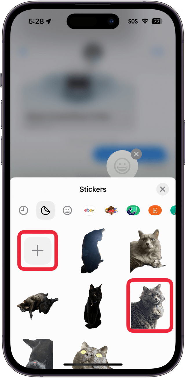 Tapback-Menü der iPhone-Nachrichten-App mit Anzeige einer Sticker-Tastatur mit einem roten Kästchen um einen Katzen-Sticker und einem roten Kästchen um die Schaltfläche „Neuer Sticker“