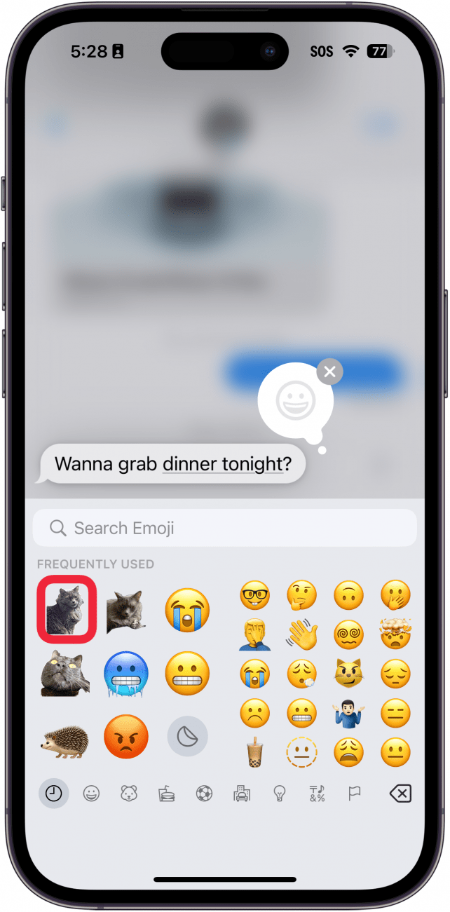 Tapback-Menü der iPhone-Nachrichten-App mit Emoji-Tastatur und einem roten Kästchen um einen Katzenaufkleber