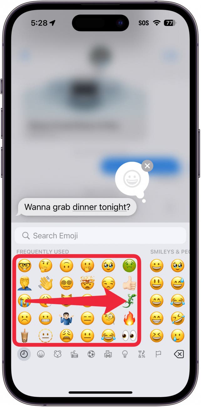 Tapback-Menü der iPhone-Nachrichten-App mit Emoji-Tastatur mit einem roten Kästchen um häufige Emojis und einem roten Pfeil nach rechts, der anzeigt, dass man nach rechts wischen soll