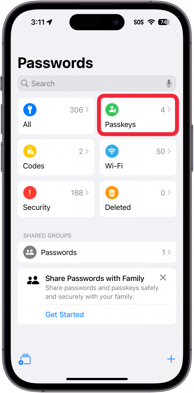 iPhone-Passwort-App mit einem roten Kästchen um Passkeys