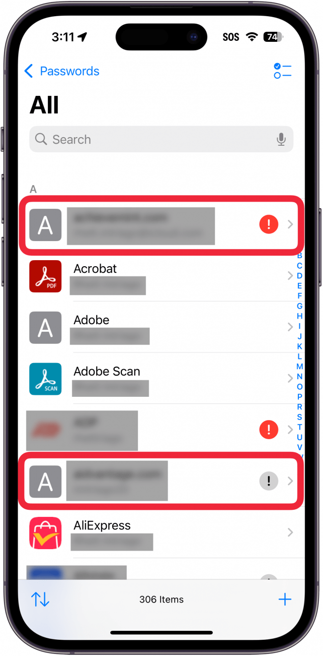 iPhone-Passwort-App - Liste aller Passwörter mit einem roten Kästchen um zwei Passwörter, eines mit einem roten Ausrufezeichen und eines mit einem grauen Ausrufezeichen