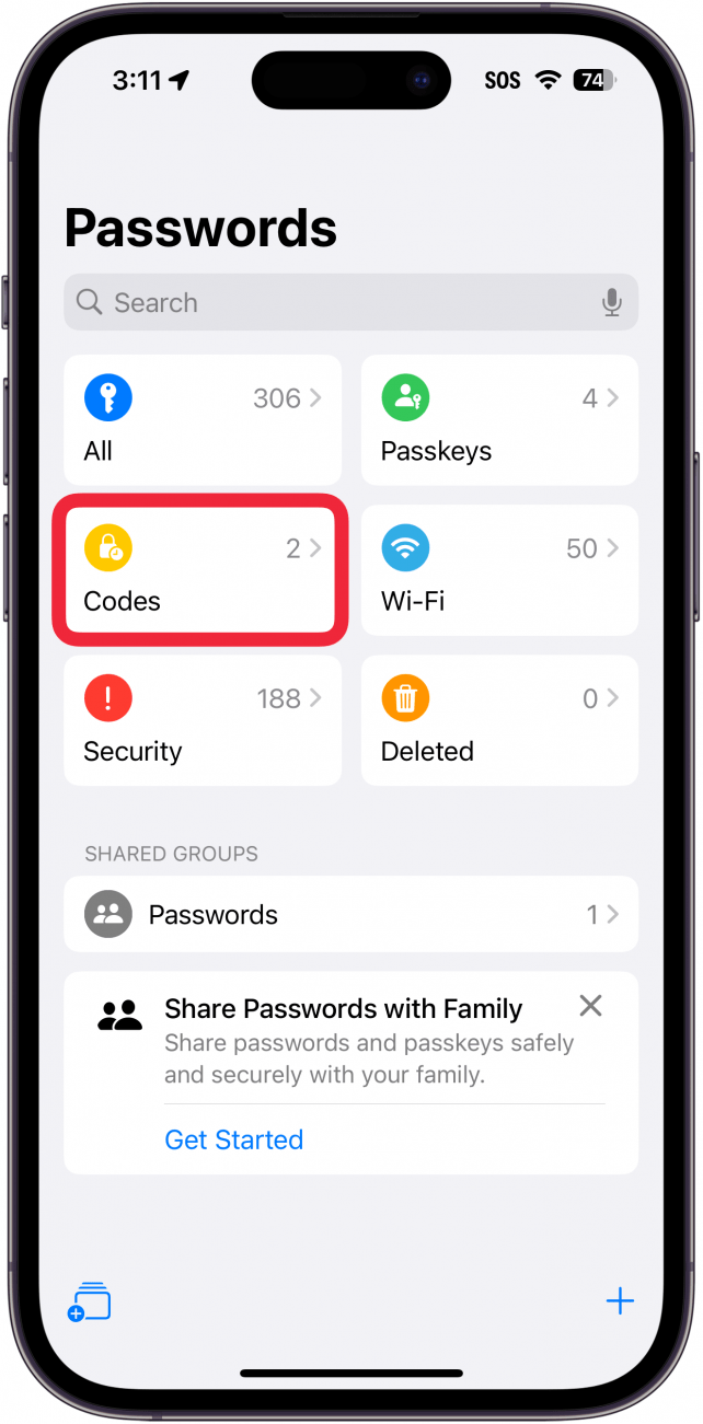 iPhone-Passwort-App mit einem roten Kästchen um die Codes