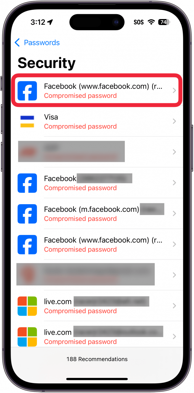 Sicherheitsbildschirm der iPhone-Passwort-App mit einem roten Kästchen um ein Facebook-Passwort oben in der Liste, das als kompromittiert markiert ist