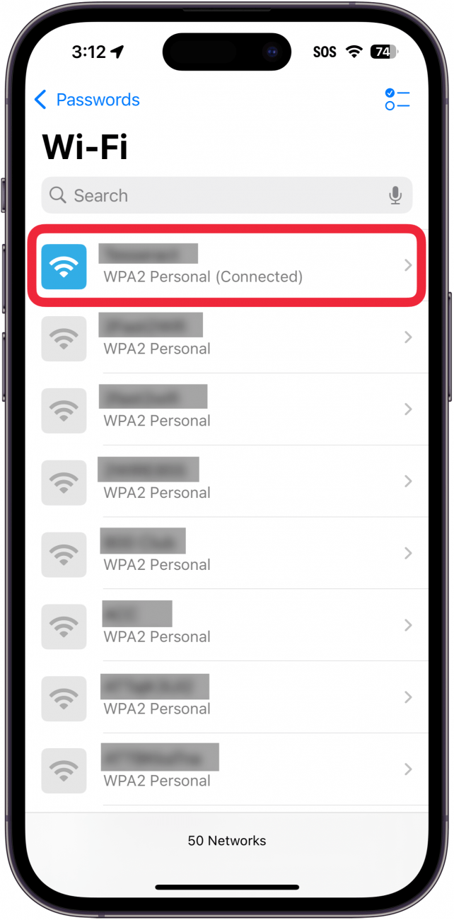 WLAN-Bildschirm der iPhone-Passwort-App mit einem roten Kästchen um ein WLAN-Netzwerk oben in der Liste