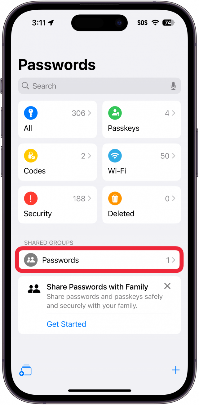 iPhone-Passwort-App mit einem roten Kästchen um die gemeinsame Passwortgruppe