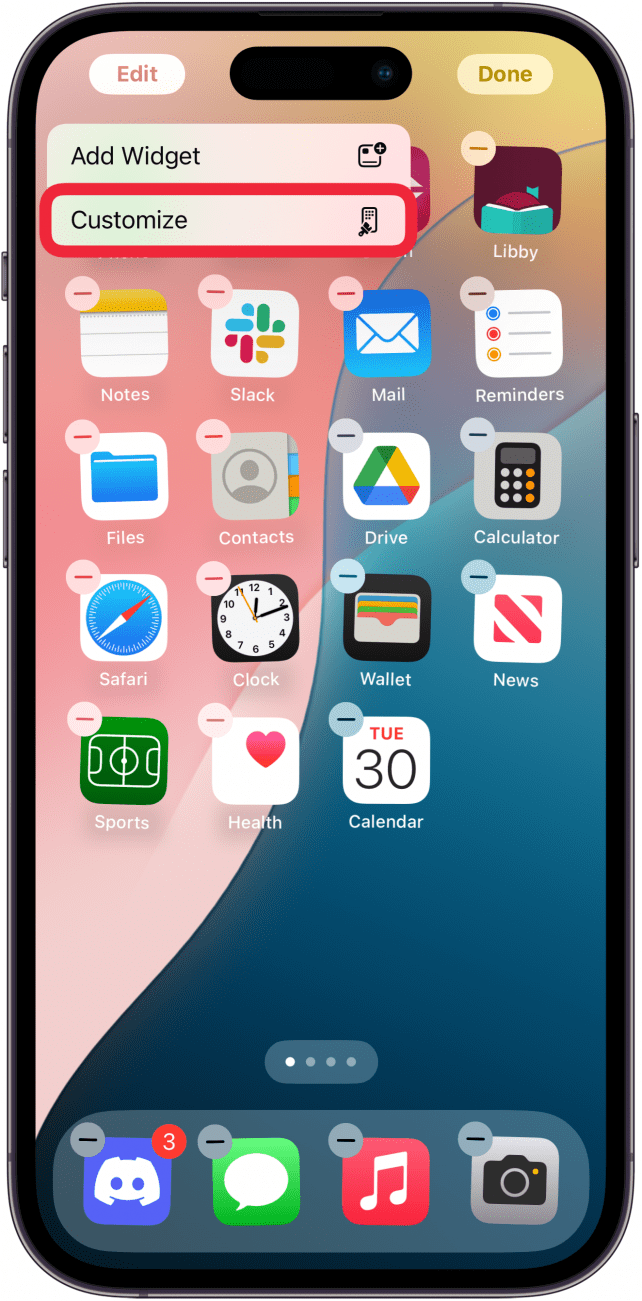 Bearbeitungsmodus des iPhone-Startbildschirms mit einem roten Kästchen um die Schaltfläche „Anpassen“