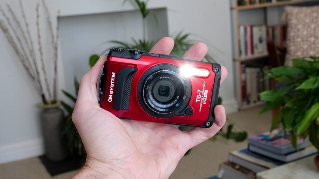 OM Tough TG-7 in der Hand mit LED