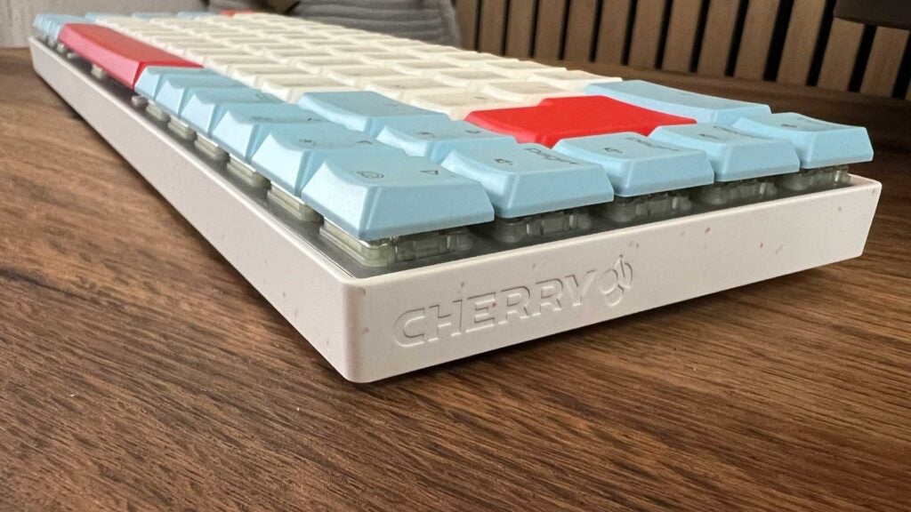 Der Cherry MX-LP 2.1 von der Seite.
