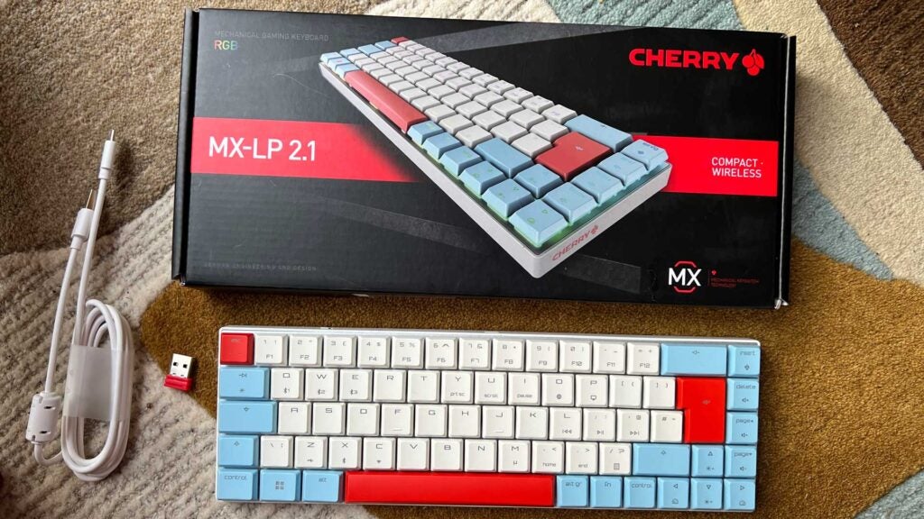 Der Cherry MX-LP 2.1 mit Karton und Zubehör.