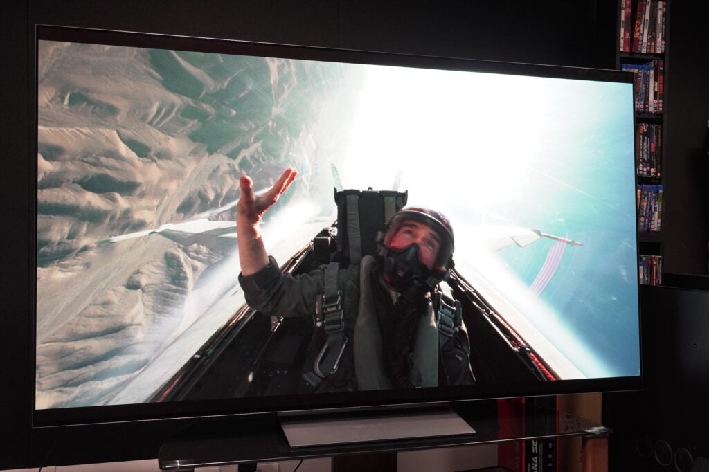 Der Fernseher LG OLED77G3 zeigt eine hochauflösende Flugzeugcockpitszene.