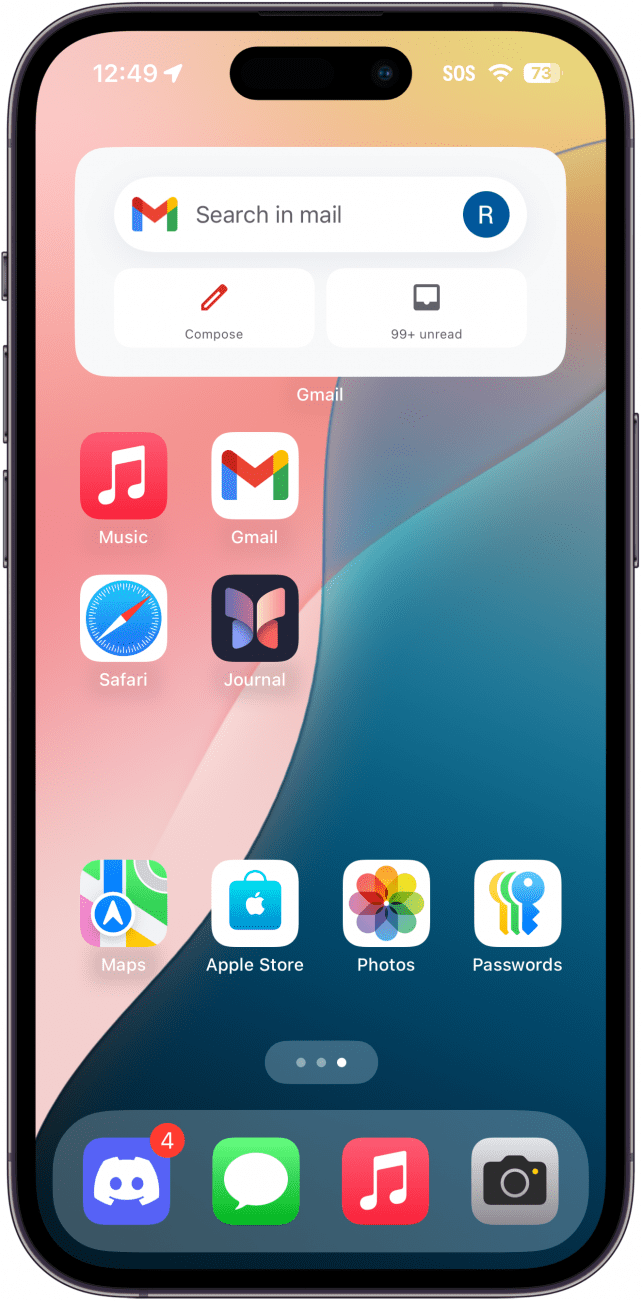 iPhone-Startbildschirm im Bearbeitungsmodus mit einem 2x2-Raster von Apps oben links und einer Reihe von 1x4-Apps unten über dem Dock