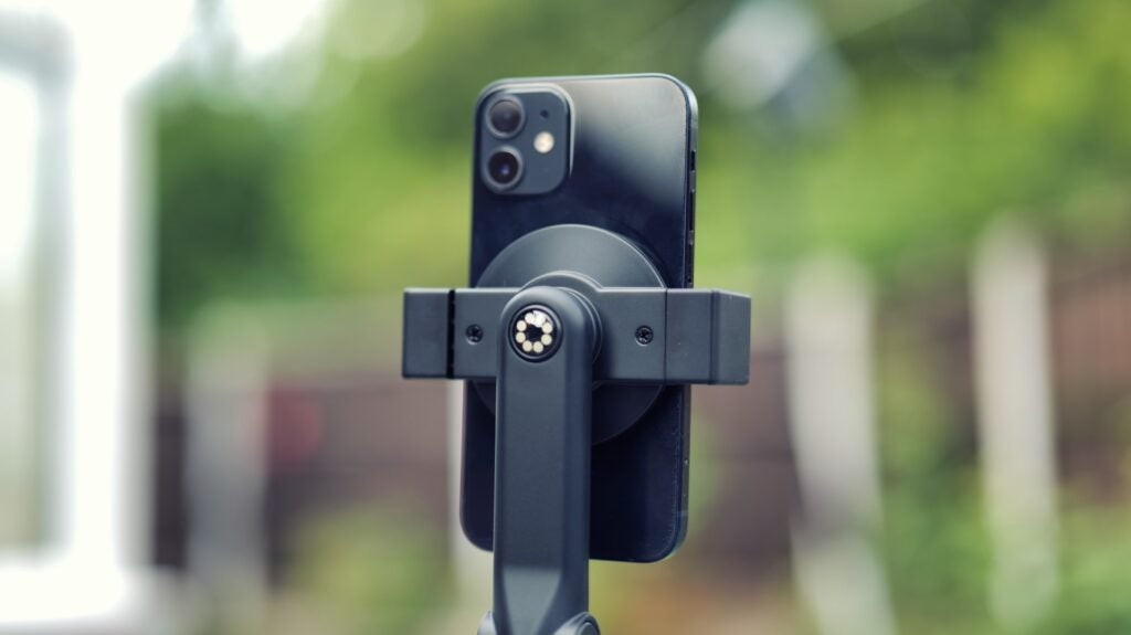 Joby GripTight GorillaPod für MagSafe mit angeschlossenem iPhone