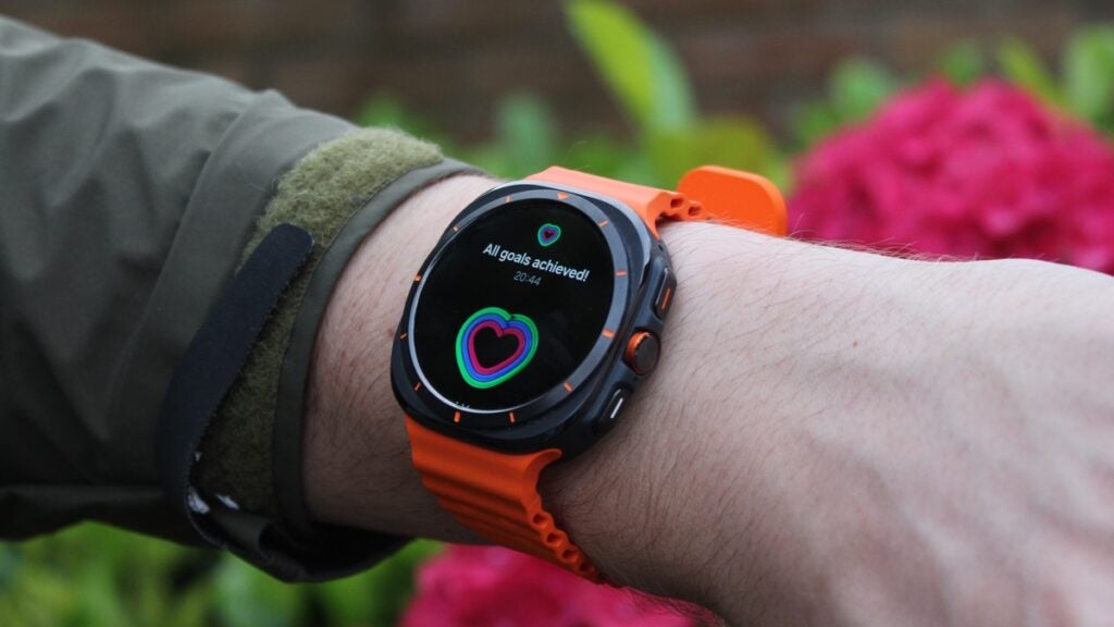 Samsung Galaxy Watch Ultra angewinkelt am Handgelenk