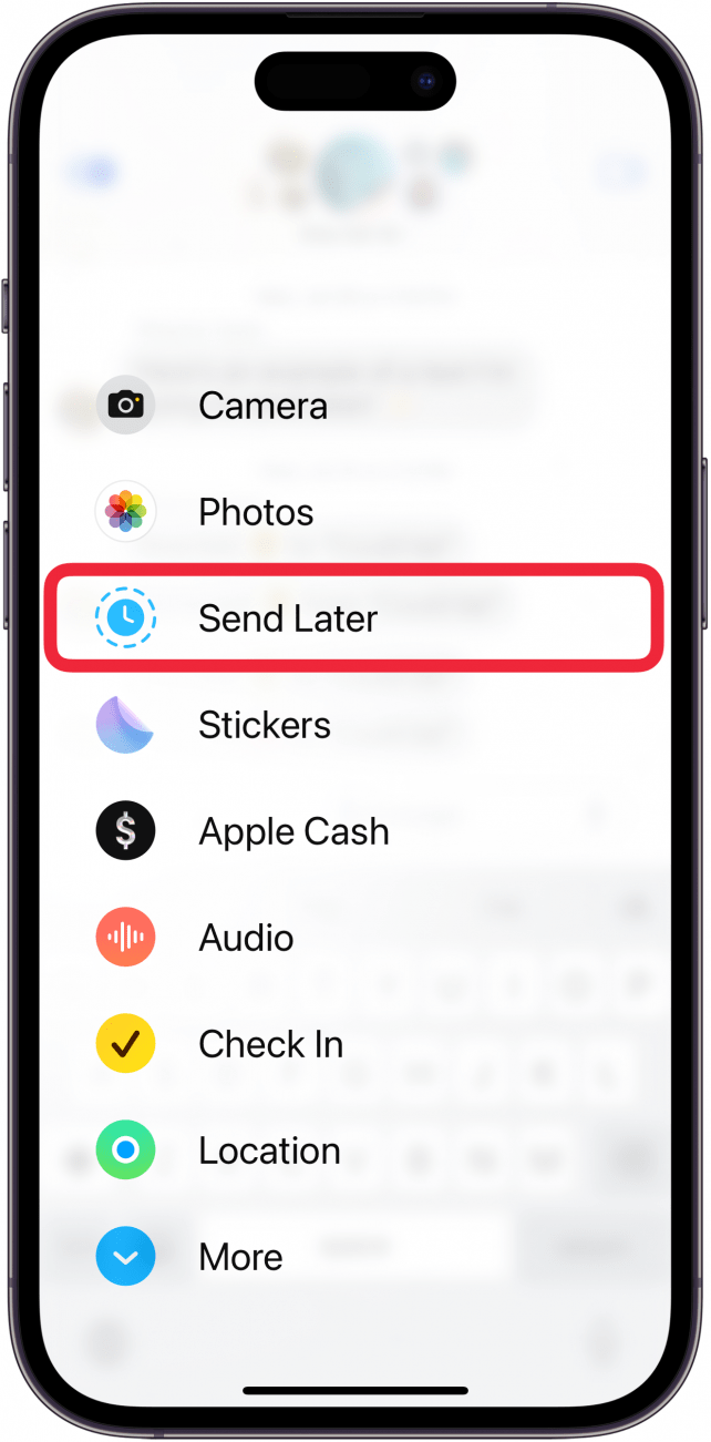 iPhone-Nachrichten-App zeigt ein Menü mit zusätzlichen Nachrichtenfunktionen an, mit einem roten Kästchen um „Später senden“