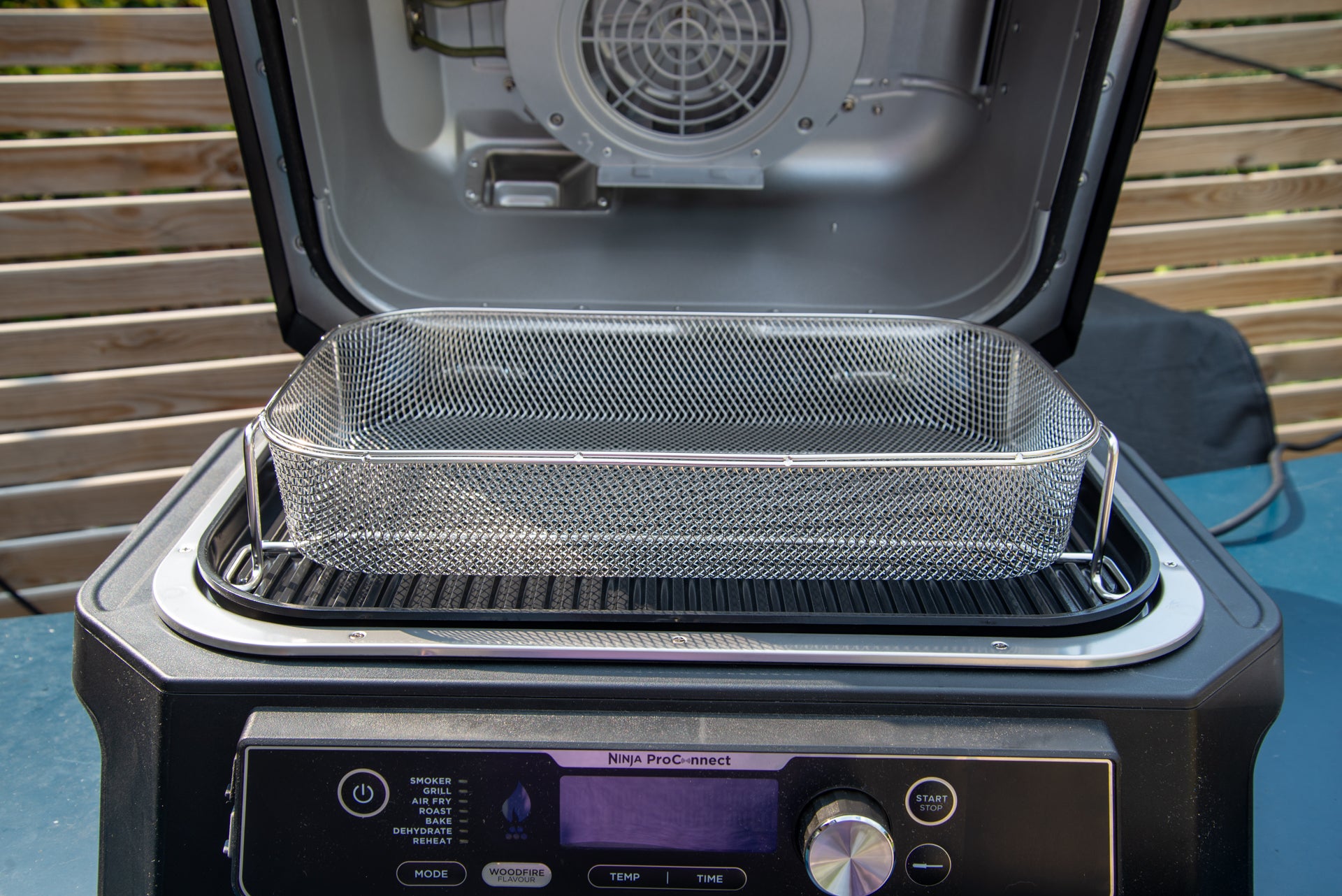 Ninja Woodfire Pro Connect XL Elektrischer BBQ-Grill und Smoker-Heißluftfritteuse