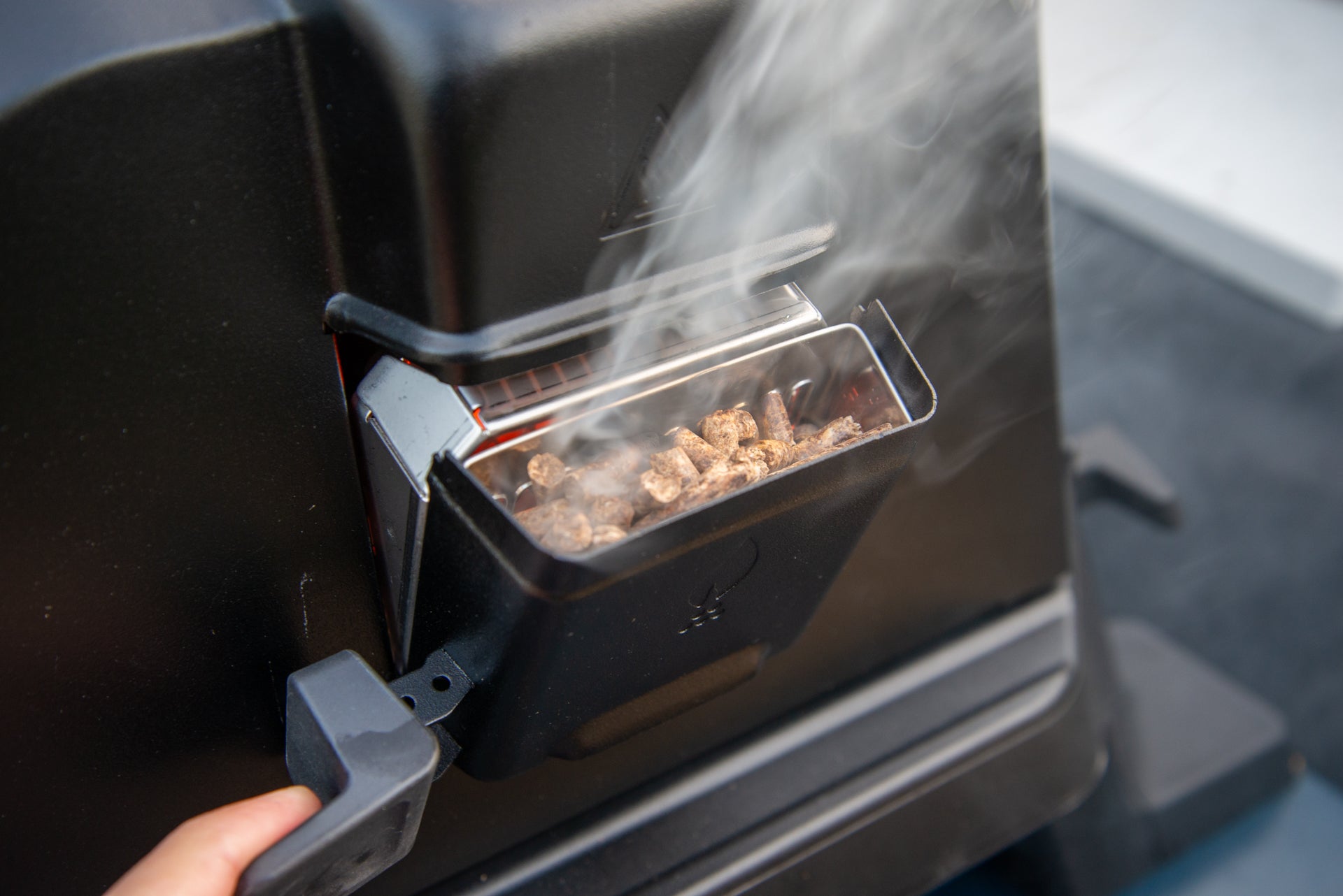 Ninja Woodfire Pro Connect XL Elektro-BBQ-Grill & Smoker mit Pelletsbeleuchtung