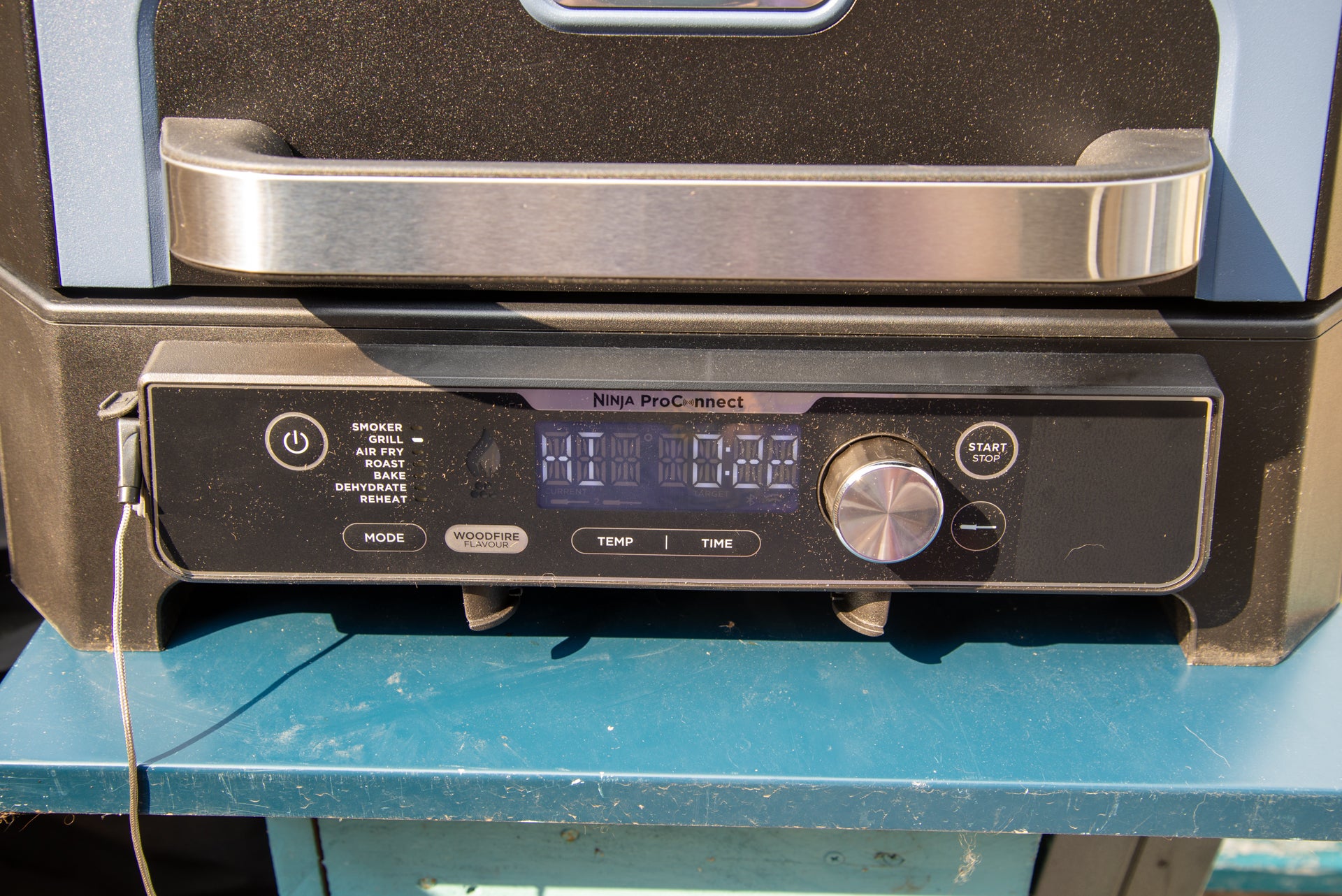 Ninja Woodfire Pro Connect XL Elektrischer BBQ-Grill & Smoker vorne