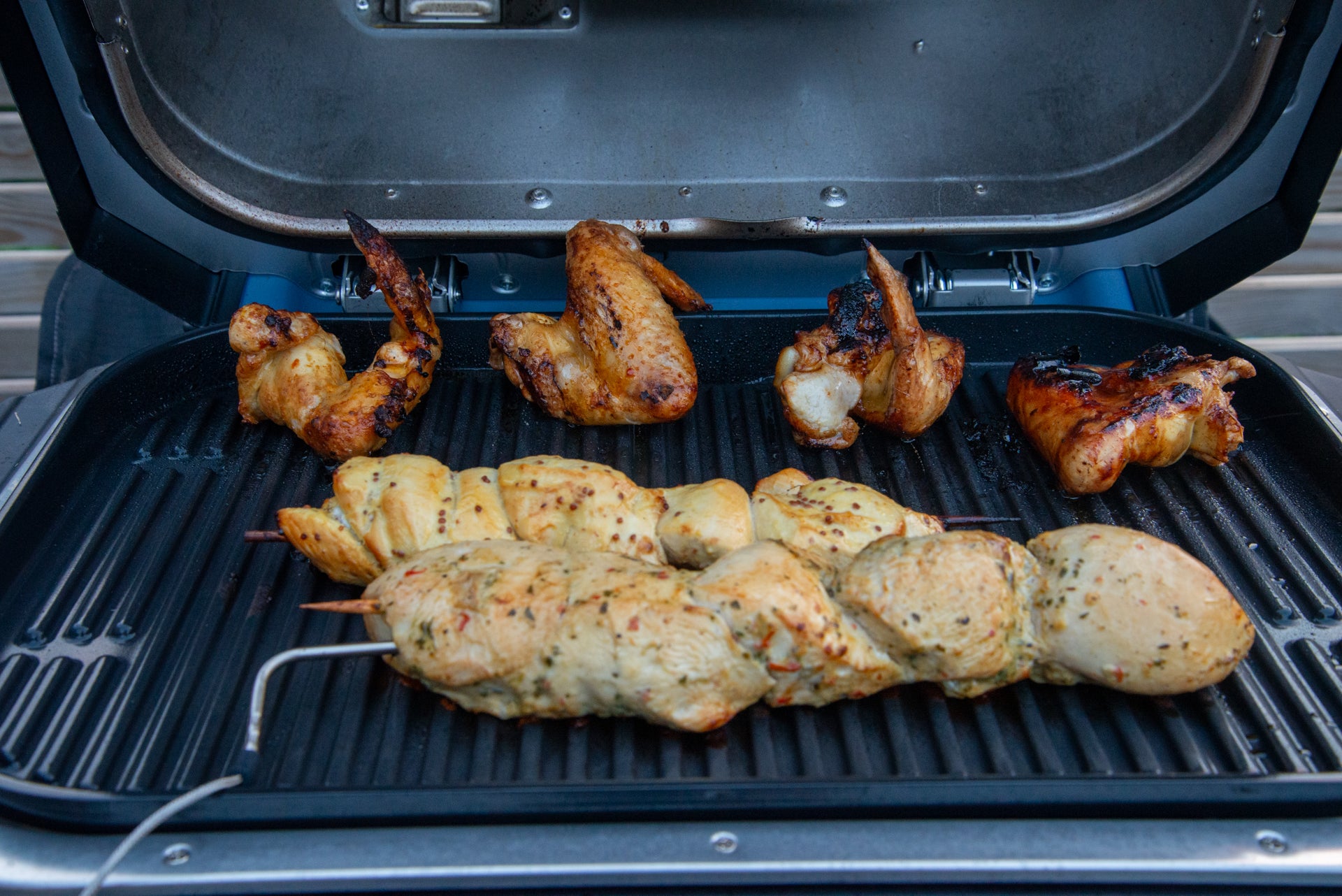 Ninja Woodfire Pro Connect XL Elektro-BBQ-Grill & Smoker, Hähnchen teilweise garen