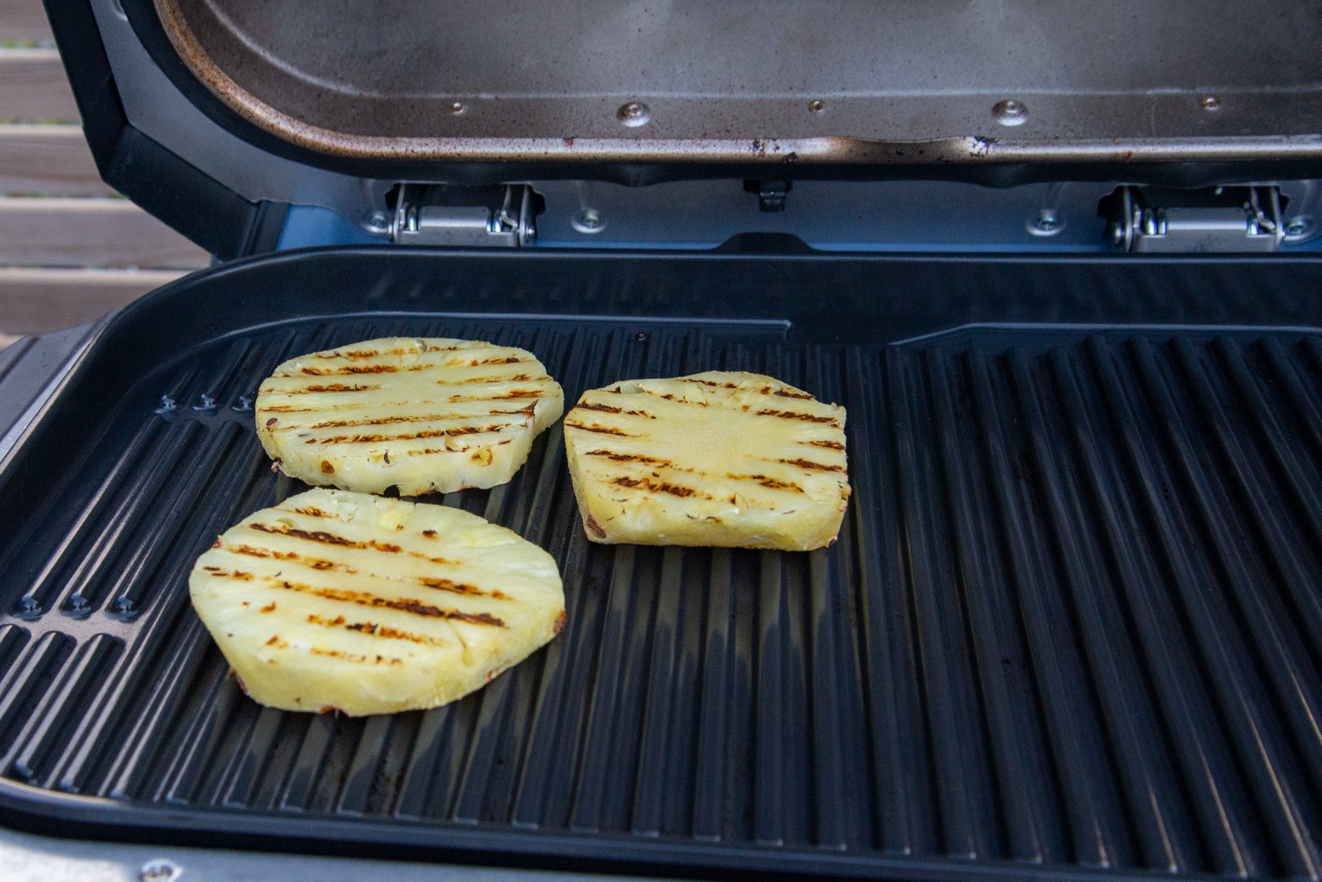 Ninja Woodfire Pro Connect XL Elektrischer BBQ-Grill & Smoker Ananas kochen