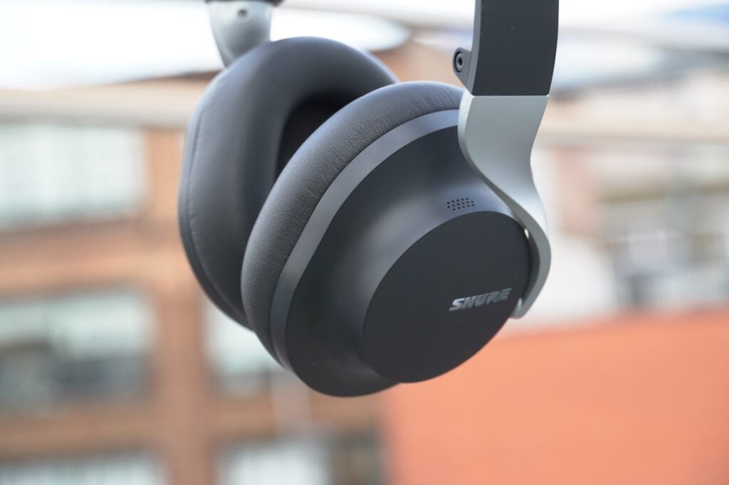 Shure AONIC 40 hängend