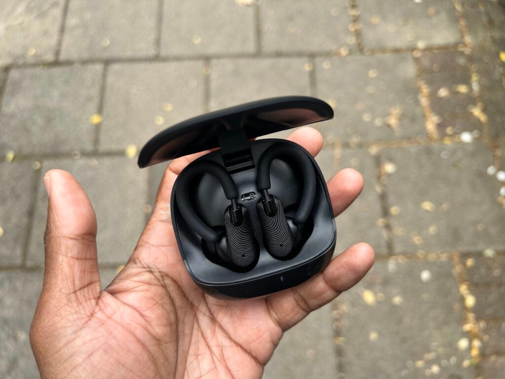 Mixx StreamBuds Sport Charge 2 mit geöffnetem Case